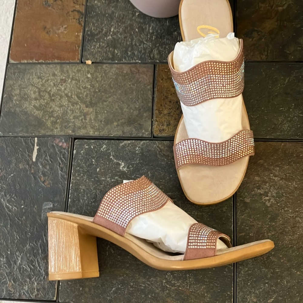 NEW ONEX Perla in blush size 40 or size‎ 10 rhinestones two banded heels